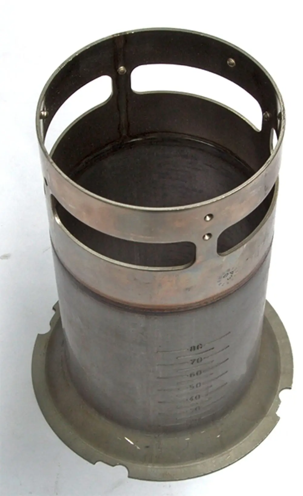 Edelstahlrohr mit Metalldurchzügen und Skala. Das Produkt scheint für Heizungsanwendungen von Daikin konzipiert zu sein, möglicherweise im Bereich Öl-Brennwerttechnik.